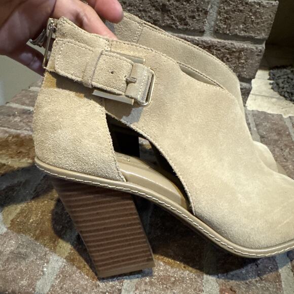 Vince Camuto Fareena Block Heel Open Toe Zip Closure Beige Suede Shoe Womens 11 - Picture 9 of 16